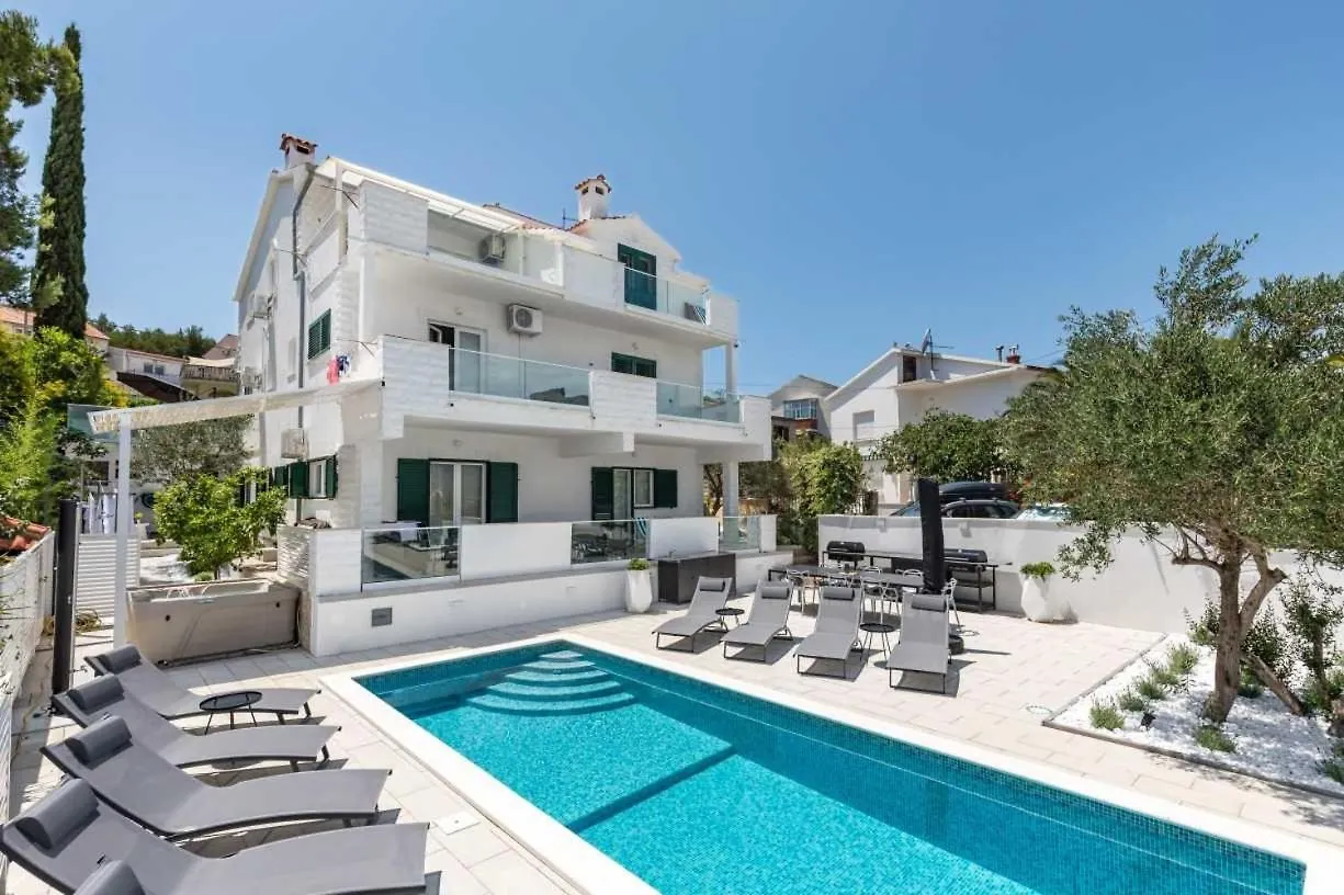 Apartment In Arbanija With Sea View, Terrace, Air Conditioning, Wifi 5139-5 تروغير