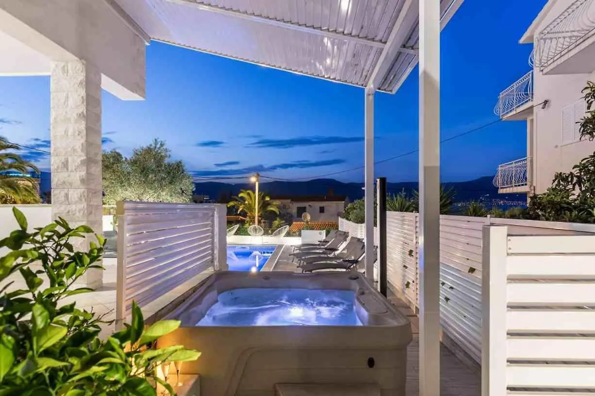 Apartment In Arbanija With Sea View, Terrace, Air Conditioning, Wifi 5139-5 تروغير