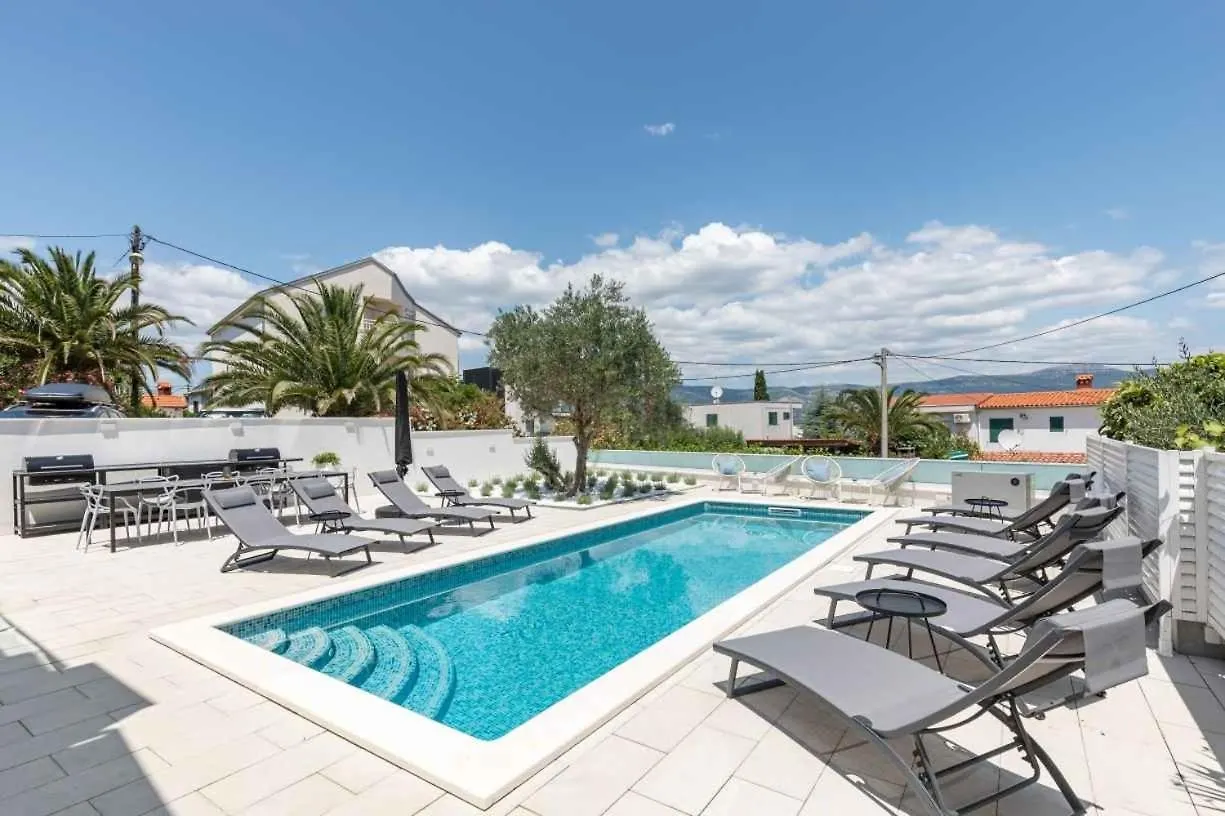 Apartment In Arbanija With Sea View, Terrace, Air Conditioning, Wifi 5139-5 تروغير