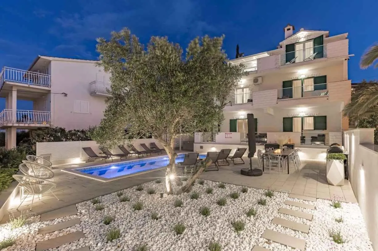 Apartment In Arbanija With Sea View, Terrace, Air Conditioning, Wifi 5139-5 تروغير