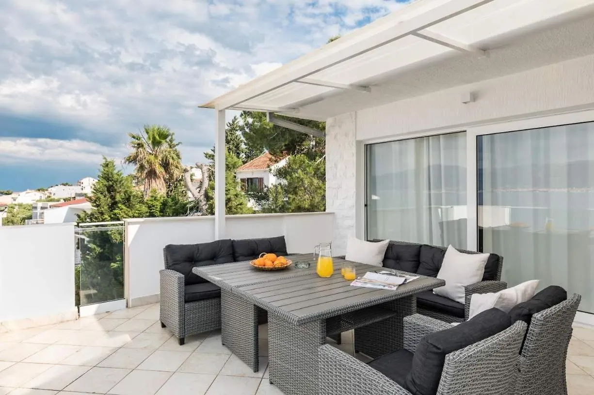 Apartment In Arbanija With Sea View, Terrace, Air Conditioning, Wifi 5139-5 تروغير