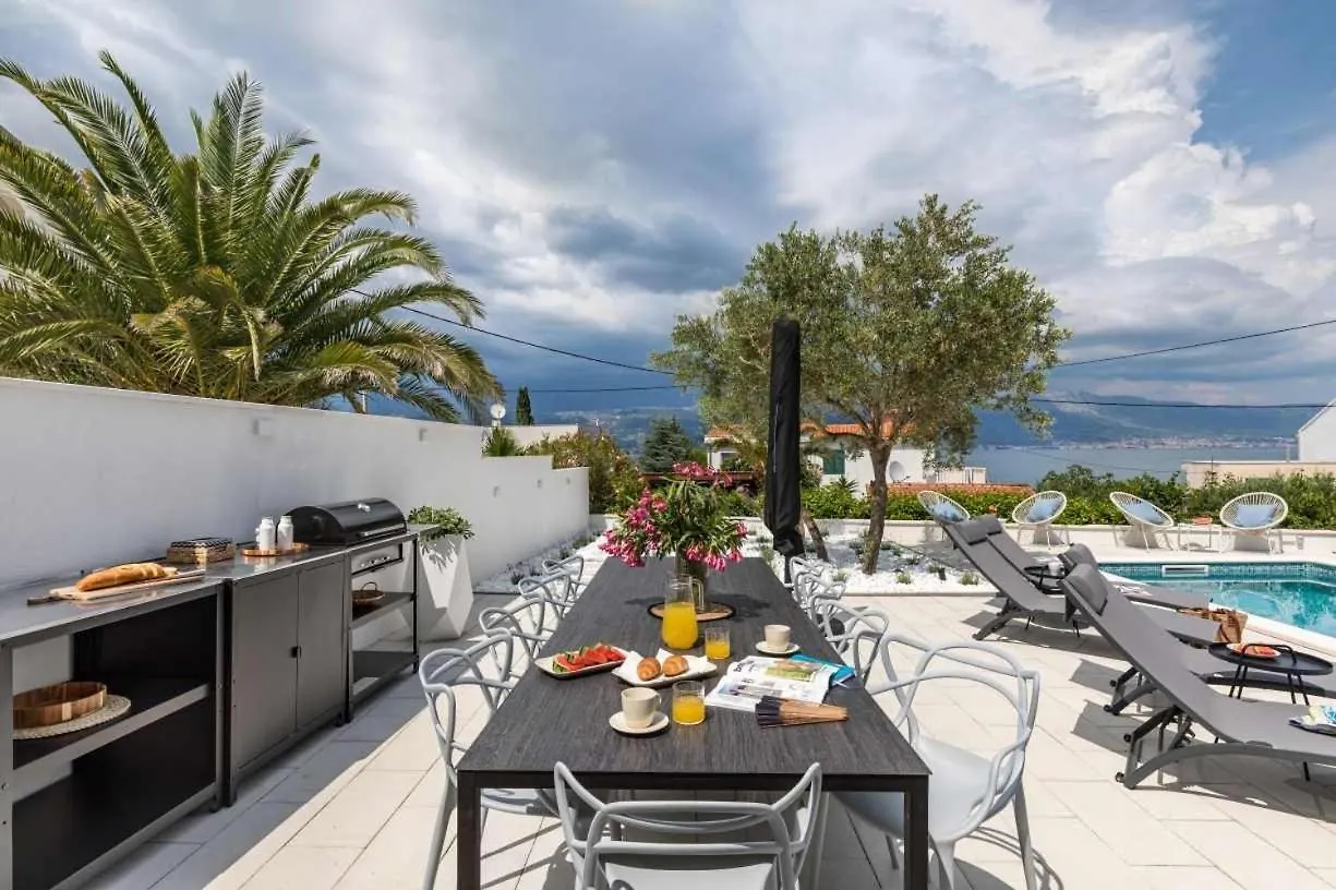 Apartment In Arbanija With Sea View, Terrace, Air Conditioning, Wifi 5139-5 تروغير